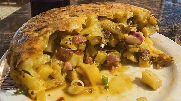 Aire barrial en el corazón de CABA: el bodegón donde se come la mejor tortilla de papas y un flan mixto casero que deleita paladares