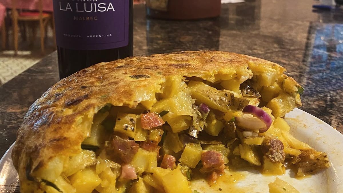 Tiene la mejor tortilla de papas: el bodegón de Caballito que deslumbra con sus platos XL y su ambiente hogareño