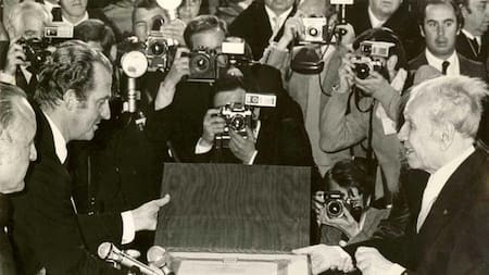 Borges recibiendo el premio Cervantes