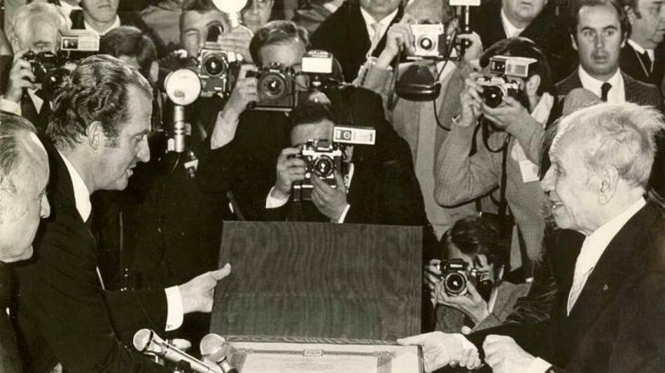 Borges recibiendo el premio Cervantes