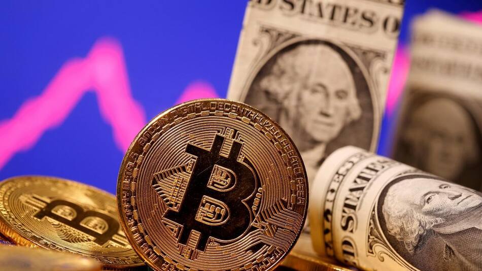 Bitcoin y dólares, criptomoneda, economía, Reuters.