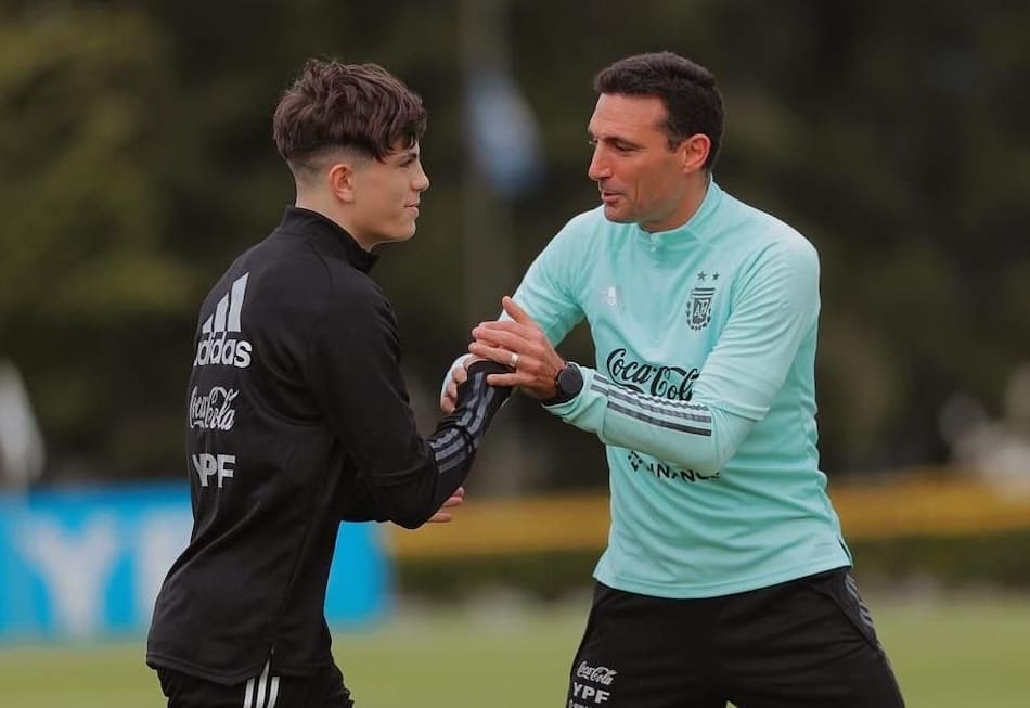 Alejandro Garnacho con Lionel Scaloni. Foto: Instagram @garnacho7.