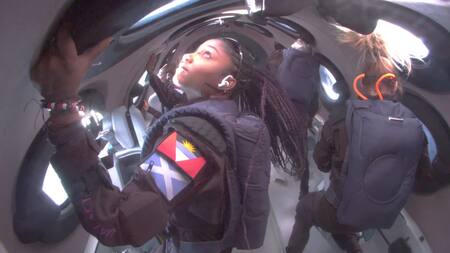 Anastatia Mayers tripulante del primer viaje turístico al espacio. Foto: Twitter @virgingalactic