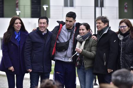 Nardini y Kicillof durante la entrega de viviendas