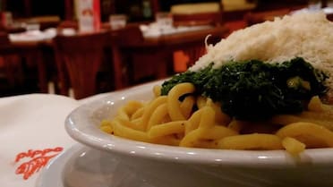 El ave fénix de los bodegones: es un emblema del Microcentro porteño, estuvo a punto de desaparecer y hoy es considerado el más barato