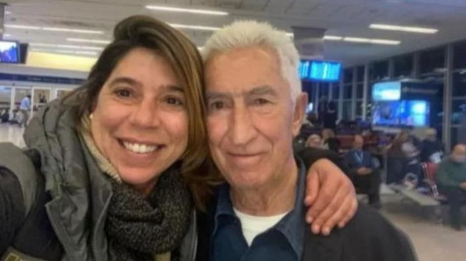 Soledad Capparelli junto a su padre Ricardo, asesinado en España. Foto: NA.