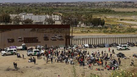 Migrantes en la frontera entre México y Estados Unidos. Foto: EFE.