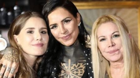 Micaela y Candelaria Tinelli junto a Soledad Aquino. Foto: NA.