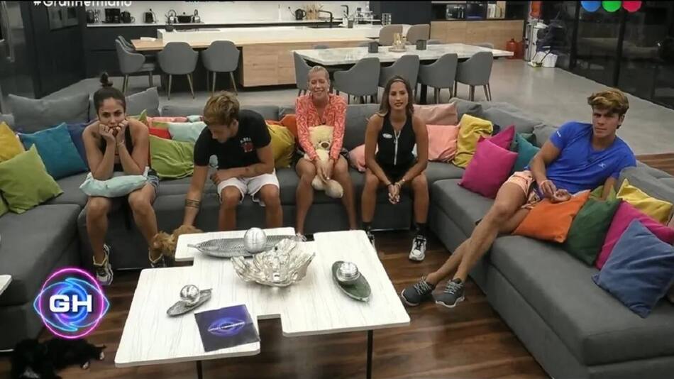 Participantes de Gran Hermano recibiendo mensajes de los ex. Foto: Captura de video.