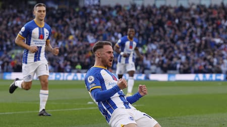 Alexis Mac Allister convirtió frente al Aston Villa de Dibu Martínez. Foto: Reuters.