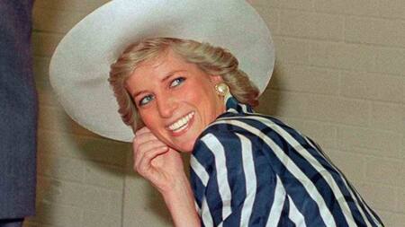 Un recorrido por los looks más icónicos de Lady Di. Foto X.