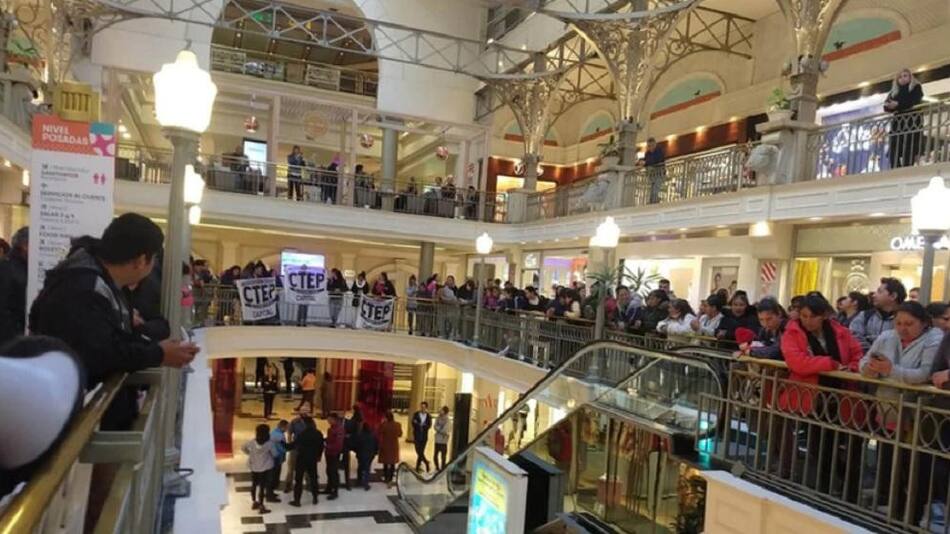 Militantes exigen la emergencia alimentaria en shoppings