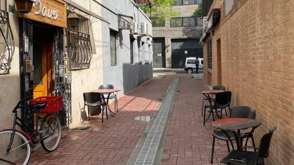 Dónde queda la "Corea argentina", el pintoresco pasaje con arte callejero, café y cultura que enamora a los turistas