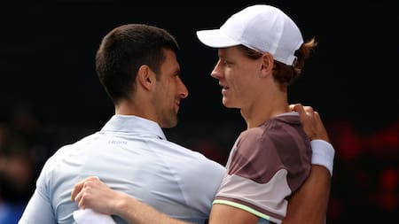 Jannik Sinner y Novak Djokovic en el Abierto de Australia. Foto: REUTERS.