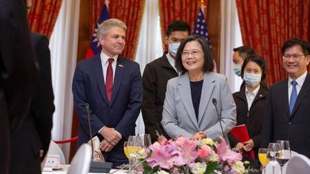 La presidenta de Taiwán, Tsai Ing-wen, junto a Michael McCaul. Foto: Reuters