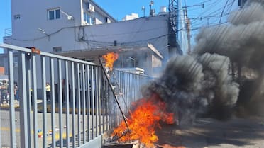 Crece la tensión entre Juan Grabois y La Cámpora: amenazas y quema de un árbol de Navidad frente a la Municipalidad de Lanús