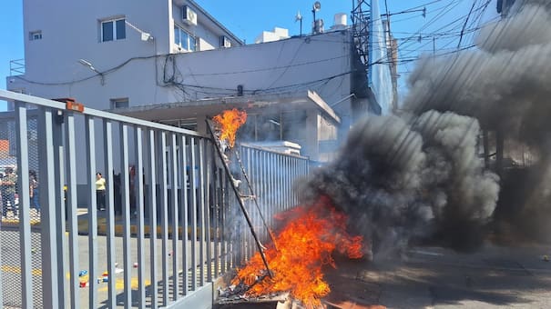 Crece la tensión entre Juan Grabois y La Cámpora: amenazas y quema de un árbol de Navidad frente a la Municipalidad de Lanús