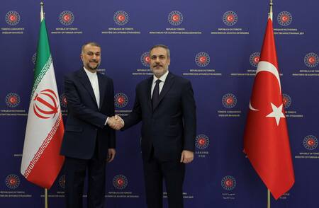 Ministros de Exteriores de Irán y Turquía. Foto: Reuters.