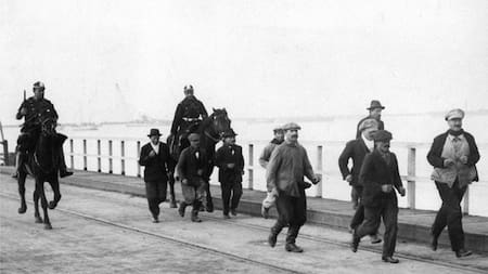 Puerto Nuevo. Agentes del escuadrón de seguridad desalojan huelguistas. Enero de 1919. Foto: Archivo General de la Nación.