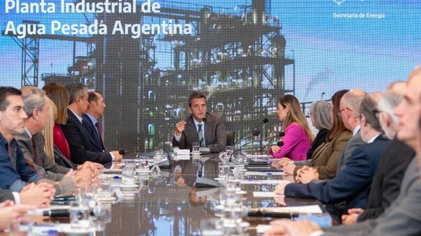Massa encabezó la firma del convenio para reactivar la planta de agua pesada más grande del mundo