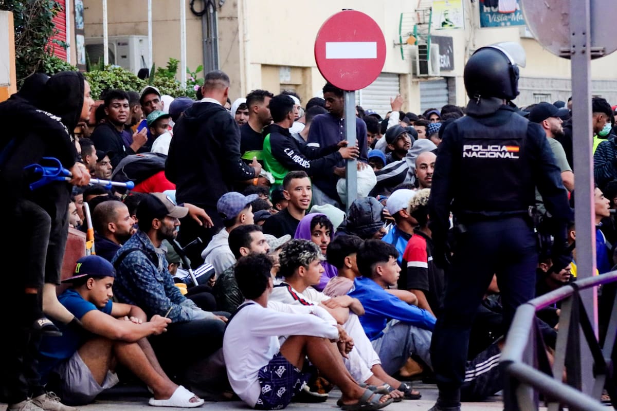 Traslado de inmigrantes al puerto en Ceuta.