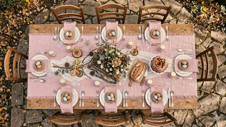 Detalles simples, vintage y naturales: las mejores ideas en tendencia para decorar la mesa de Pascuas este 2026