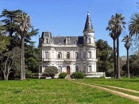 La mansión de Tiburcia Domínguez en Lobos. Foto: Google.