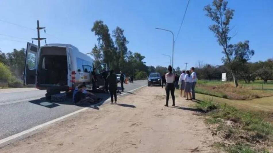 Combi que trasladaba cadetes del Liceo Militar General Belgrano. Foto: NA.