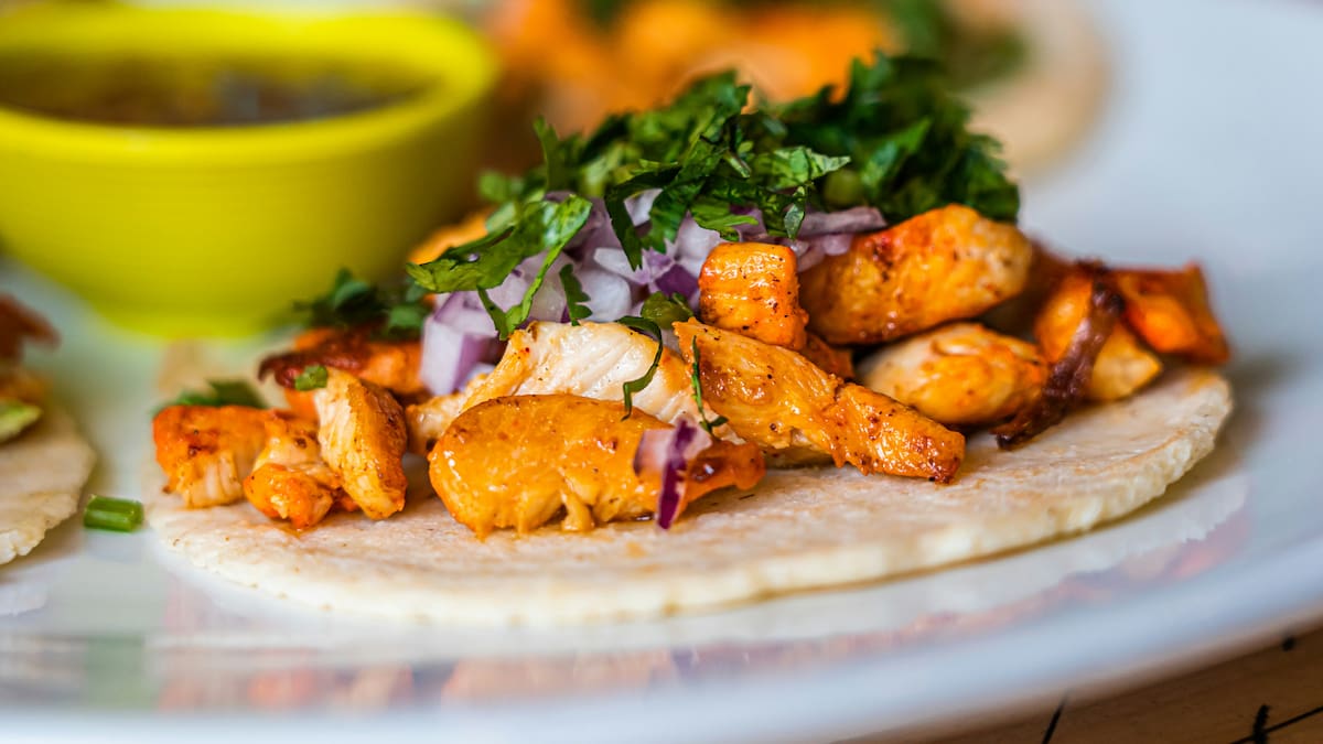 Tacos de pollo: la receta fácil, saludable y económica para resolver cualquier comida