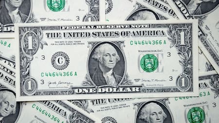 Tras el apoyo de EEUU y las medidas cambiarias: el dólar oficial cerró en $1350, con una baja semanal de 10%
