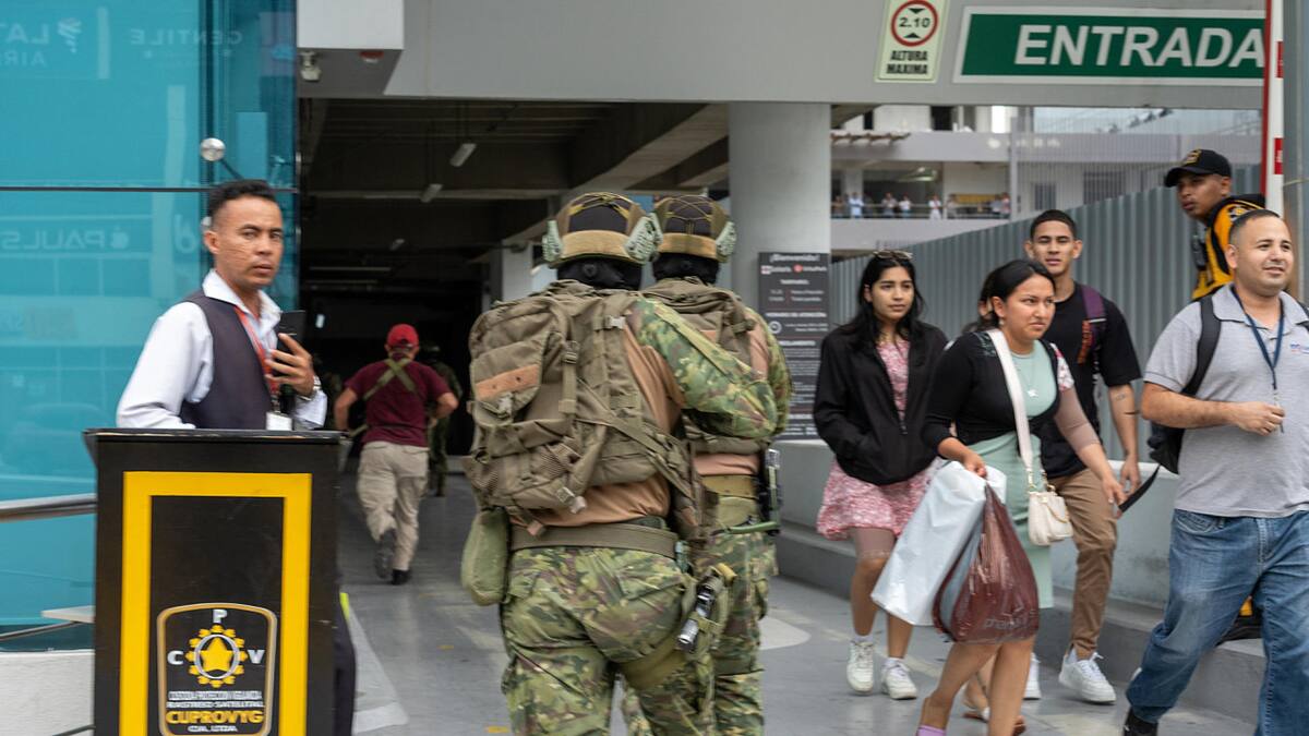 Las Fuerzas Armadas ingresaron al canal. Foto: EFE
