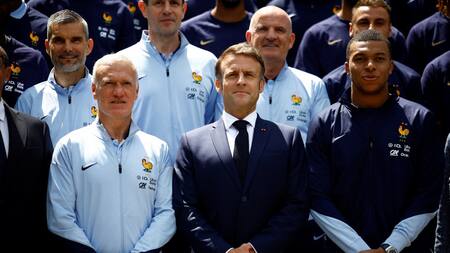 Kylian Mbappé y Emmanuel Macron. Foto: Reuters.
