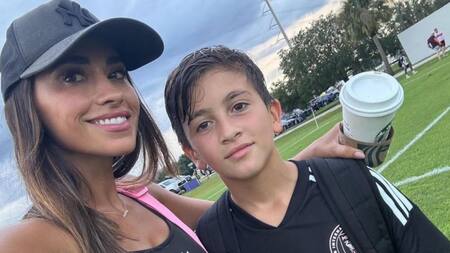 Antonela Roccuzzo junto a su hijo, Thiago. Foto: Instagram.