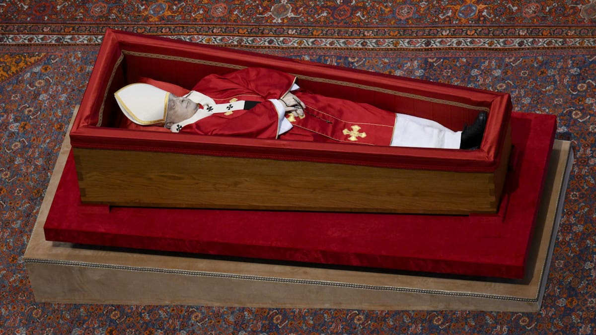 Tanatopraxia, la técnica milenaria que usaron para conservar el cuerpo del papa Francisco