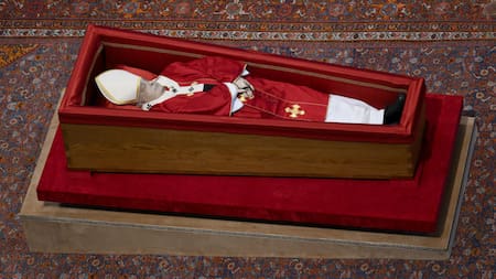 El féretro abierto del papa Francisco, en la basílica de San Pedro. Foto: EFE/Simone Risoluti.