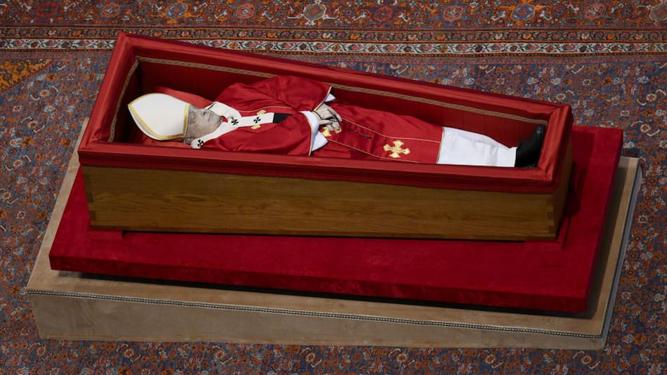 El féretro abierto del papa Francisco, en la basílica de San Pedro. Foto: EFE/Simone Risoluti.