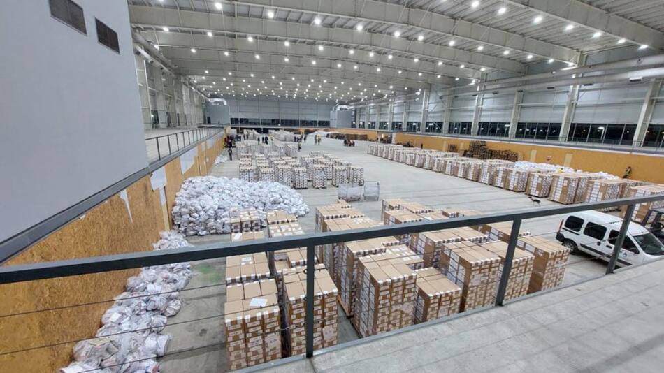 Urnas en el Correo Argentino para ser distribuidas para las PASO 2023. Foto: Prensa.