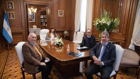 Cristina Fernández junto a representantes de cámaras agrícolas en el Senado