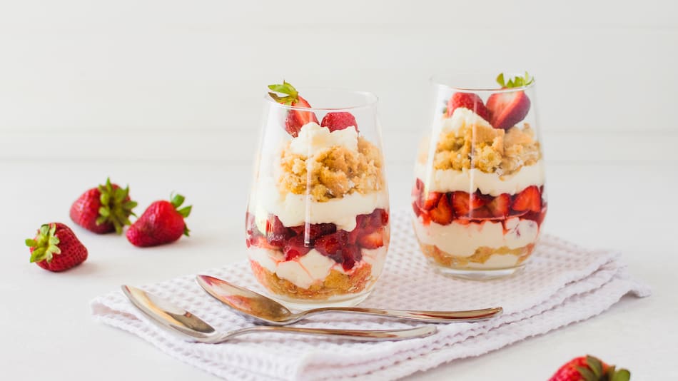 Postre de crema de frutillas y galletitas.