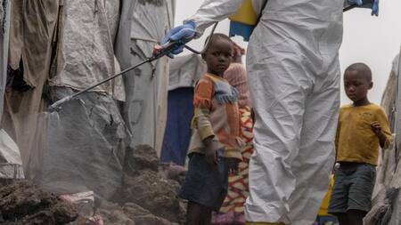 Desinfección en el Congo para prevenir la viruela del mono y mpox. Foto: EFE.