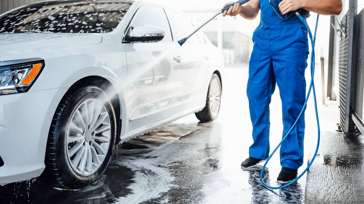 Lavar el auto sin perder tiempo: la original propuesta que llegó a un barrio de CABA y promueve hábitos saludables