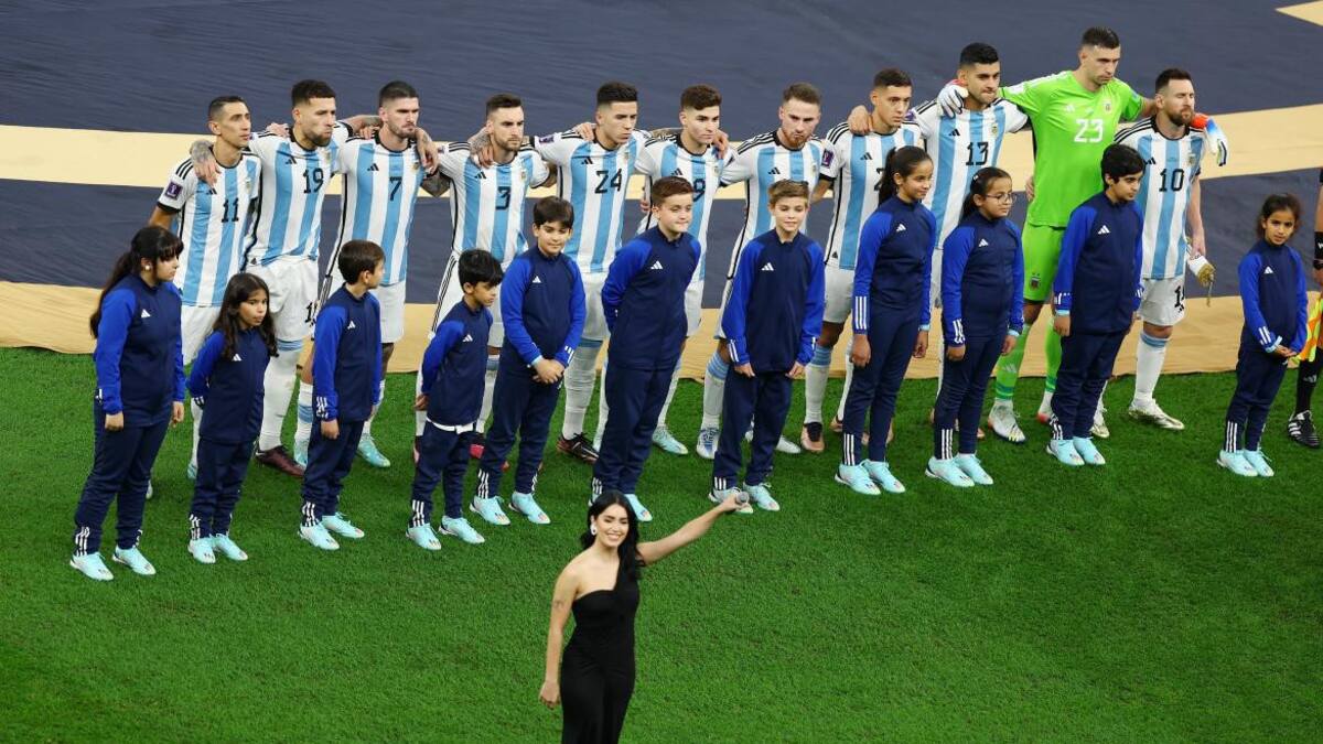 Lali cantando el himno. Foto: Reuters.