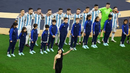 Lali cantando el himno. Foto: Reuters.