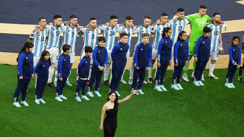 Lali cantando el himno. Foto: Reuters.