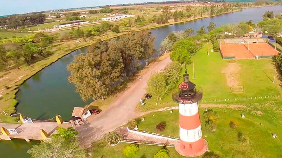 El pueblo que tiene un "faro marítimo" sobre una laguna artificial. Foto: NA