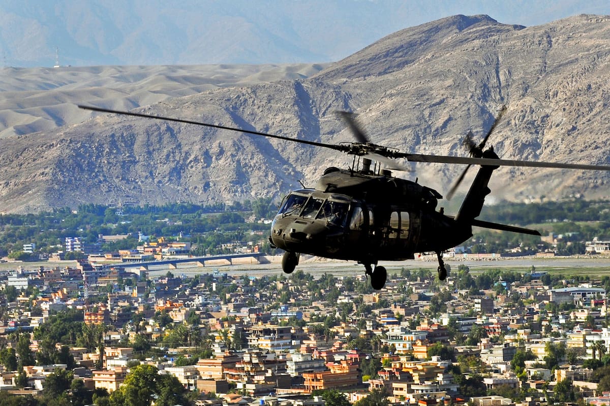 Los UH-60L Black Hawk son helicópteros militares multipropósito fabricados por Sikorsky.