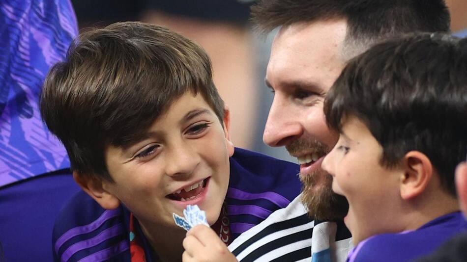 Lionel Messi junto a Thiago y Mateo. Foto: REUTERS.