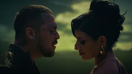 Christian Nodal y Cazzu en el video de "Cazzualidades". Foto: Captura de pantalla