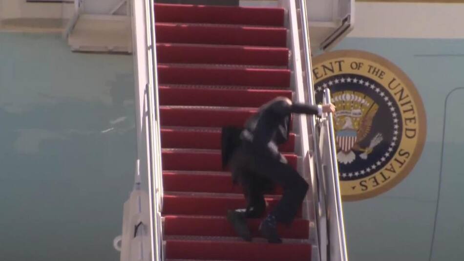 Caída de Joe Biden en el avión Air Force One