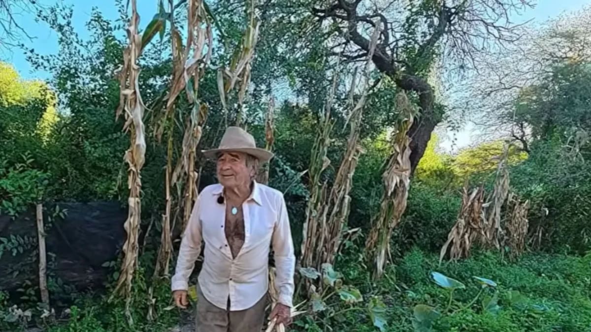 Santos Becerra vive en el departamento San Javier, en Córdoba, donde cultiva parte de sus alimentos, fabrica ladrillos de adobe y mantiene una vida ligada al trabajo rural y al aprovechamiento de la tierra.